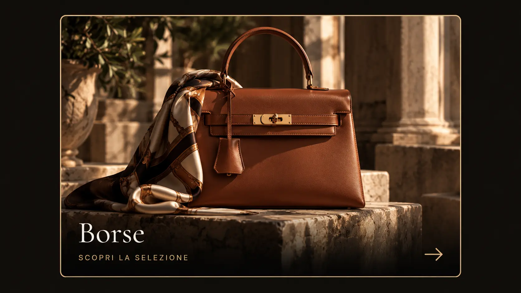 Cognacfarbene Ledertasche mit Seidentuch auf einer Steinstufe zwischen antiken Säulen.